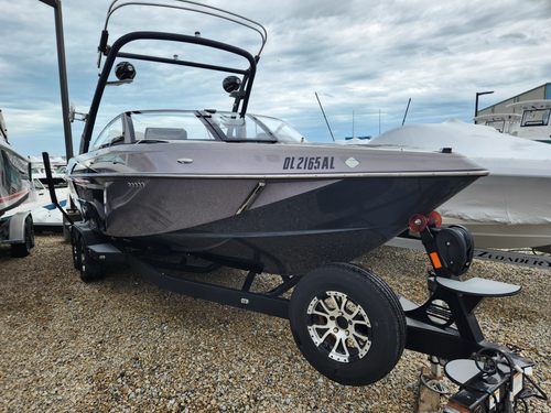 2017 Malibu Wakesetter 25 LSV