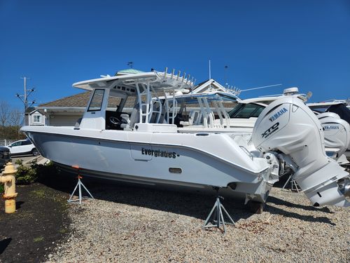 2025 Everglades 335 CC
