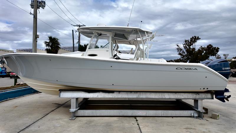 2019 Cobia 320 CC