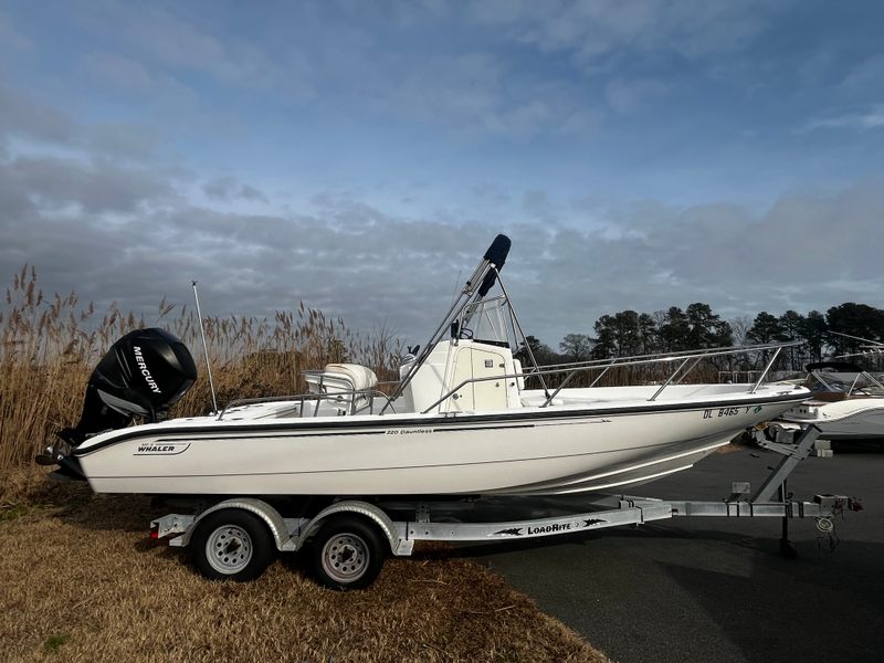 2005 Boston Whaler 220 Dauntless