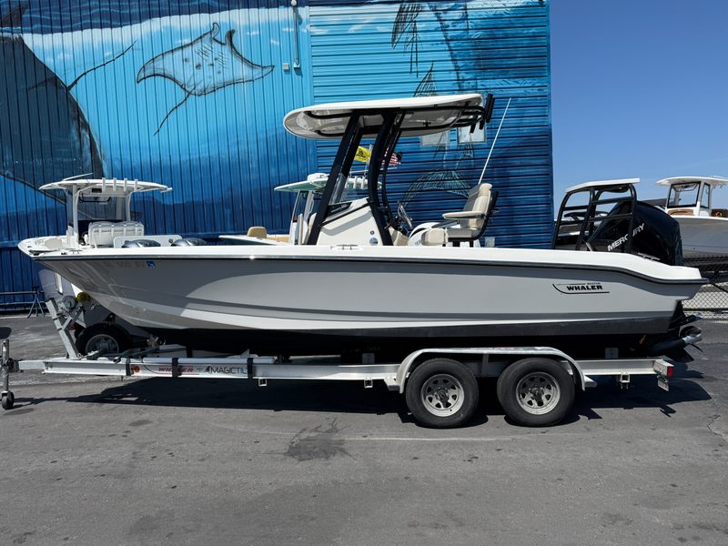 2023 Boston Whaler 220 Dauntless